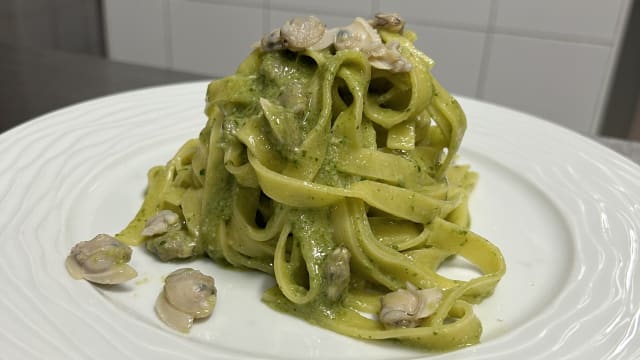 Tagliatelle alle vongole con pesto di basilico - Prato Verde