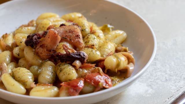 Chicche di patate calamaretti spillo peperoncini di fiume - Matres, Capua