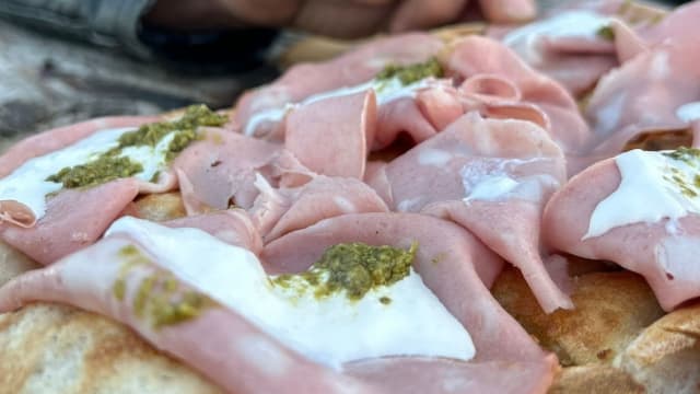  Focaccia mortazza, stracciata e basilico   - Elsa Bistrot