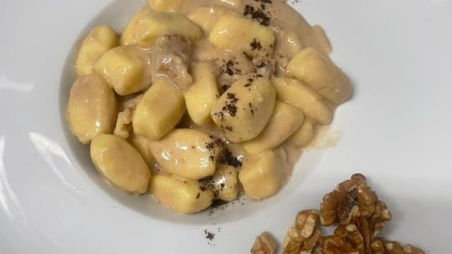 Gnocchi with coffe and Pecorino cheese sauce and walnuts - Nice Life Bistrot