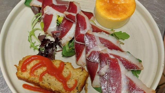 Formaggio di capra grigliato con noci, lattughino e pere - Vecchia Trattoria la bohème