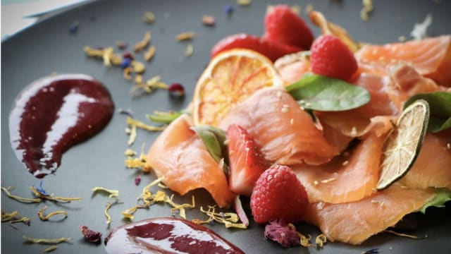 Carpaccio di salmone marinato con insalatina di agrumi - Ristorante il Punto di Simone