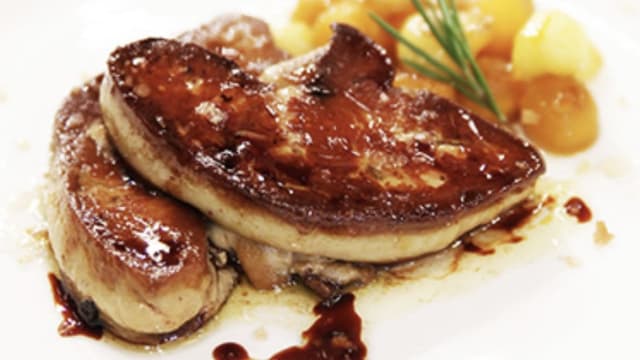 Scaloppa di foie -gras con cipolline caramellate e pane in cassetta - Ristorante il Punto di Simone