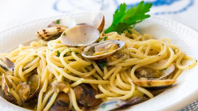 Spaghetti alle Vongole - Colonna Cafè and Restaurant 