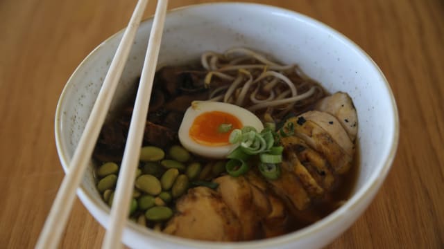 Ramen de pollo de corral a la brasa - GreenVita - Diagonal Mar, Barcelona