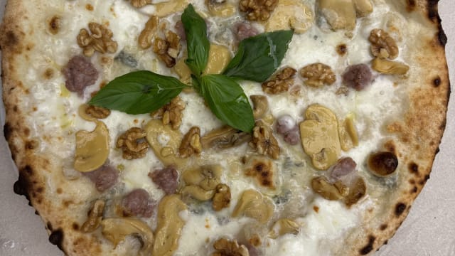 Salsiccia gorgonzola e noci  - Il Re Della Pizza, Gallipoli