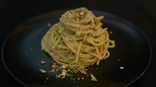 Spaghetti cacio pepe ai pistacchio - Hot Rock