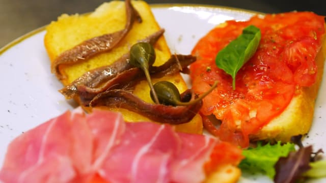 Tris di fettunta con degustazione oli di pregio "azienda pruneti" - Osteria  Cacio e Vino All'antico Borgo, Florence