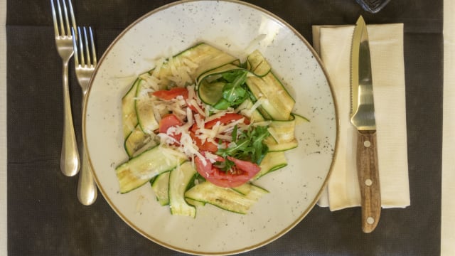 Carpaccio di zucchine marinate, pecorino stagionato e pomodori - Osteria  Cacio e Vino All'antico Borgo