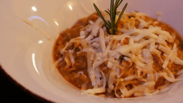 Risotto "carnaroli" ai funghi porcini, fondo bruno e caprino - Osteria  Cacio e Vino All'antico Borgo