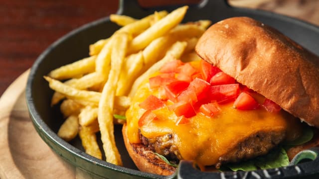 "Cheeseburger addicted" y sus fritas caseras - Balthazar