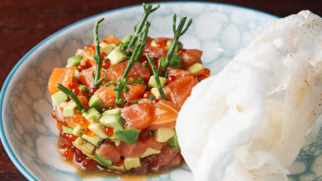 Tartar de salmón con aguacate y huevas de trucha - Balthazar