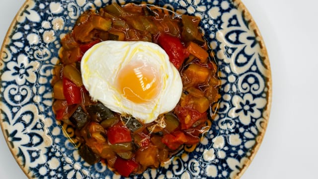 Pisto manchego trufado con huevo a baja temperatura - La Casona de San Martín