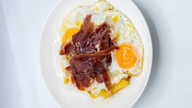 Huevos rotos con jamón ibérico y trufa - La Casona de San Martín