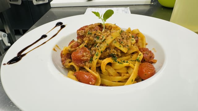 Linguine con canocchie e pomodorini datterini - Ristorante Autoespresso