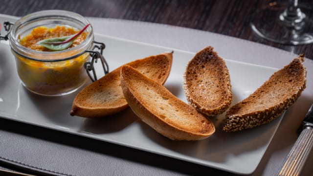 Foie gras au porto blanc, toast, chutney d’ananas - Le Bar du Bristol, Geneva