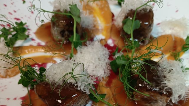 Raviolis de rabo de toro, con cremoso de calabaza, reducción de su jugo y queso manchego - Verde Esmeralda, Toledo