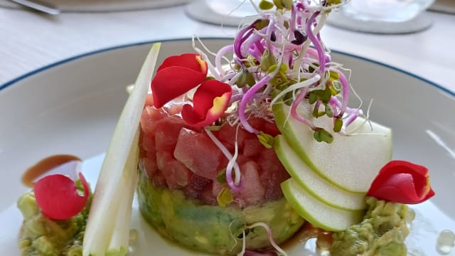 Tartar de atún con aguacate, cebolletas y yuzu - Verde Esmeralda