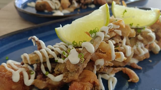 Fritura de merluza, bocarte, gambón y patitas de rejo, marinados con cítricos lima y cebollino - Verde Esmeralda, Toledo