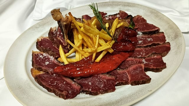 Chuleta de vaca madurada (70 días de maduración) con pimientos italianos asados y patatas francesas - Verde Esmeralda