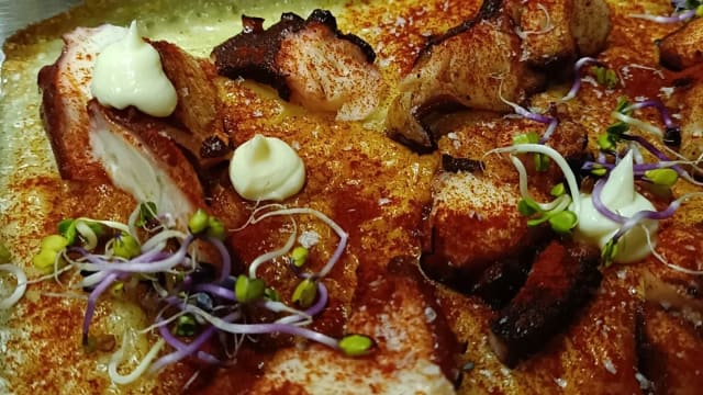 Pulpo con cremoso de patata gratinado, ali oli, pimentón y brotes germinados - Verde Esmeralda