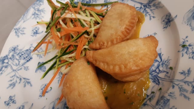 Samosa di verdure con yogurt greco al tè verde - Osteria Vecchia Capronno