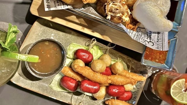 Fishball, kikiam y hotdog street food filipino - Barkada BCN