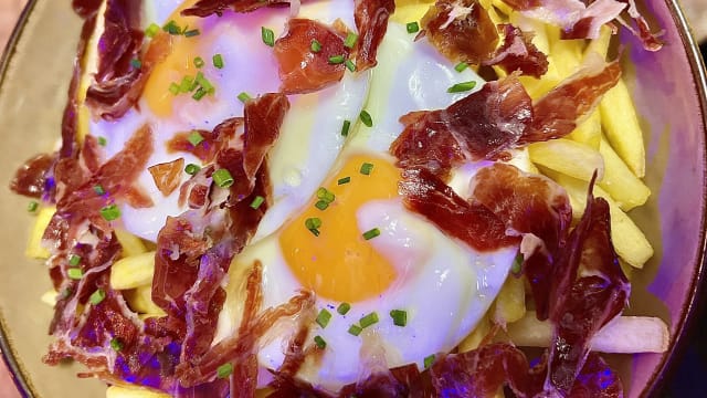 Huevos estrellados con jamón ibérico (2p) - Barkada BCN