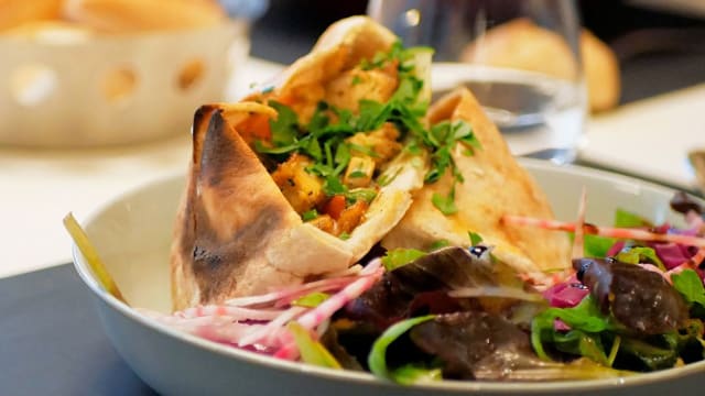 Shawarma de poulet, sauce tzatziki, salade verte - Doda, Montrouge