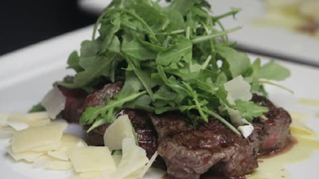 Filet mignon argentin, façon Toscane à l'huile de truffe, roquette et Parmezan - Trattoria Al Dente, Brussels