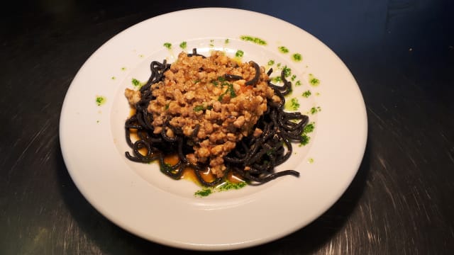 Spaghettoni neri fatti in casa, con ragù di pesce  - Vertigo