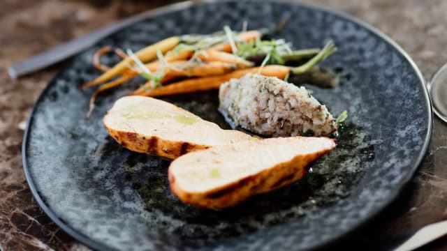 Peito de frango grelhado com inhame e morcela assada, cenoura bio com azeite, vinagre balsâmico e especiarias - Akla Restaurante