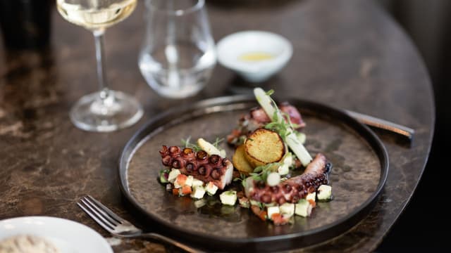 Polvo grelhado, espargos brancos, batata-doce salteada e guacamole - Akla Restaurante