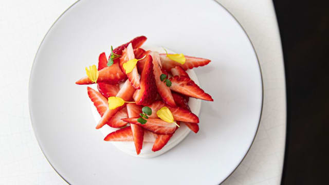 Pavlova aux fruits de saison - Rosy et Maria – Maison de Beauté Carita , Paris