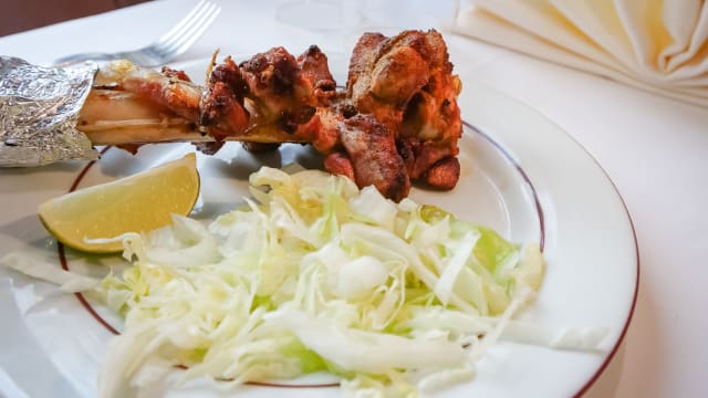 Bara Kabab jarret d'agneau grillé au tandoor -  Marinated lamb knuckles in different spices, grilled on charcoal - Aasman