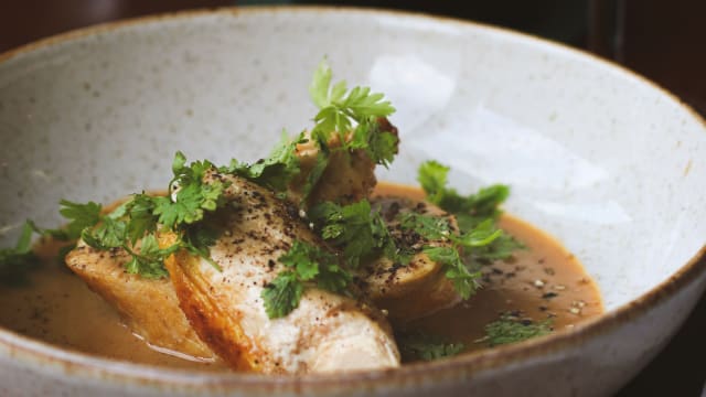 Suprême de volaille française jaune, sauce poulette - Le Palais, Paris