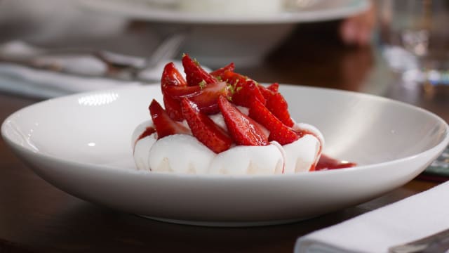 Pavlova aux fruits de saison - Le Palais, Paris