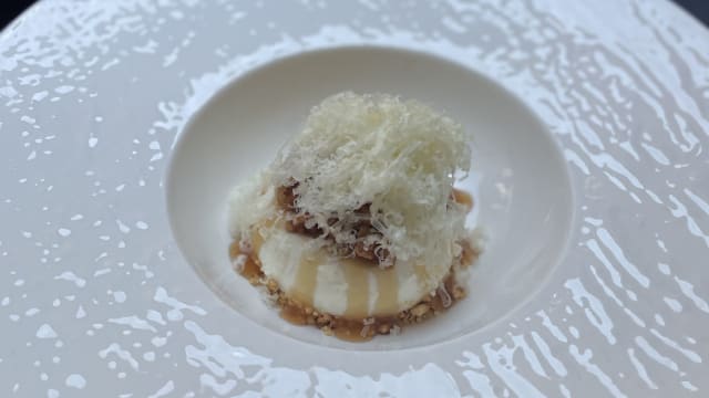 PANNA COTTA DI PECORINO, SALSA AL VINSANTO, NOCCIOLE - Mugolone