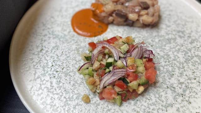 TARTARE DI PESCATO, PANZANELLA, BISQUE, BURRATA - Mugolone, Siena