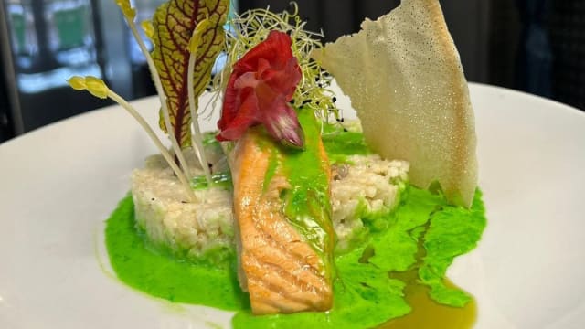 Pavé de saumon aux risotto poireaux avec sa crème aux crustacès - Chez Yach, Paris