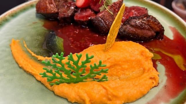 Magret de canard sauce framboise avec duo de purée  - Chez Yach, Paris