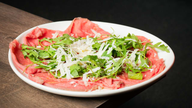 Carpaccio di manzo con rucola e scaglie grana 30 mesi - Hellfire Steakhouse and Mixology