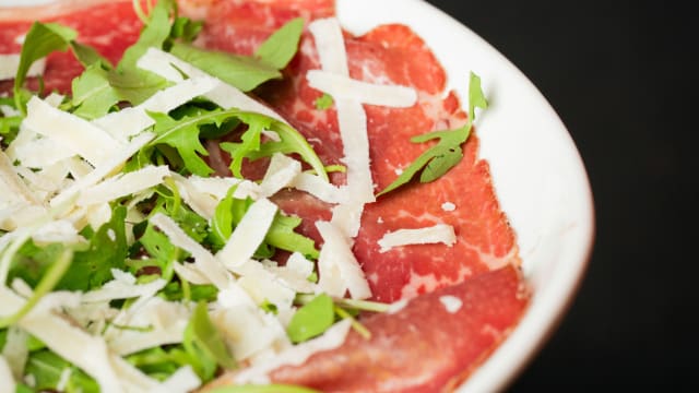 Carpaccio di black angus affumicato con rucola e grana - Hellfire Steakhouse and Mixology