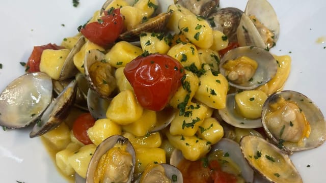 Tagliolini con gamberetti, salicornia e bottarga di tonno - Il Cortile - Ristorante Di Pesce