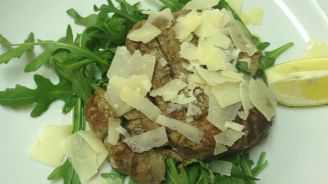 Tagliata di filetto manzo   con rucola e grana  - Osteria di Largo Kennedy