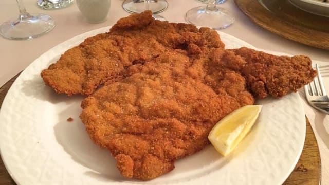 Cotoletta di vitello con osso alla Milanese - Osteria di Largo Kennedy