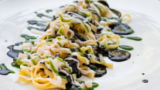 Tagliolini con seppie, nero di seppia e bufala - Ristorantino del Castello