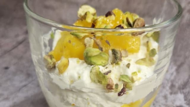 Mascarpone con mango, coco y pistachos - MAAI - REAL FOOD, Barcelona