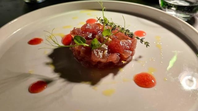 Raviolo ripieno di ricotta di bufala, menta e limone con pesto di basilico e peperoni arrosto  - Palazzo Riama Agriresort