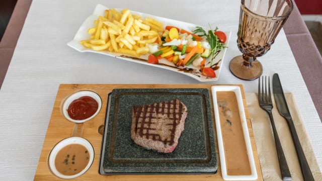 Pavé de bœuf sur ardoise  - Maison Marani (cuisine Géorgienne et Italienne), Geneva